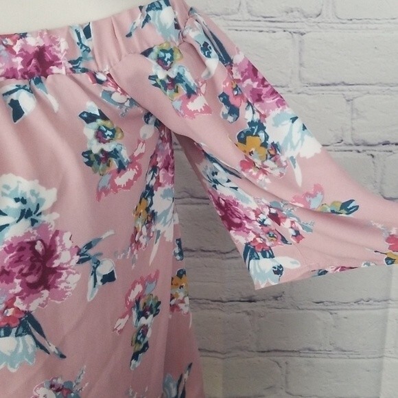 Pink Rose off the shoulder floral print top. Size XS - Picture 2 of 7